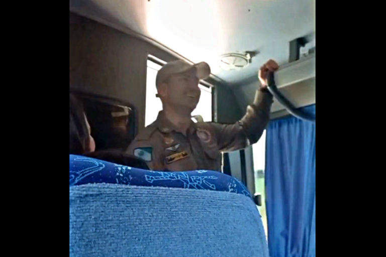 Com Bom Humor, Bombeiro Acalma Passageiros Após Acidente