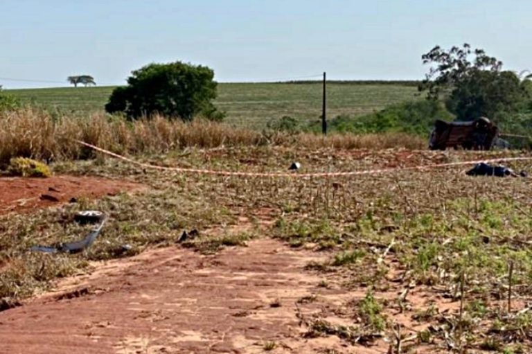 Condutor Morre Em Acidente Após Carro Sair Da Pista E Capotar