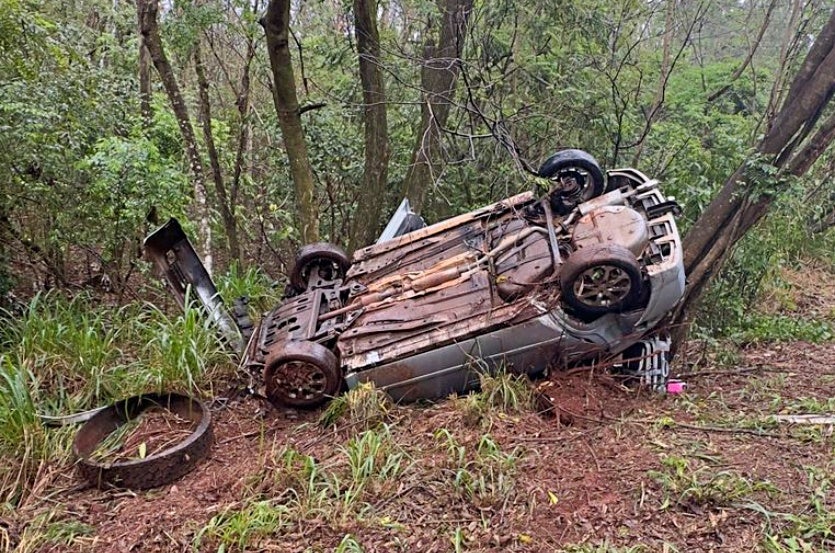 Família De Cidade Gaúcha Fica Ferida Após Carro Colidir Em árvores (1)