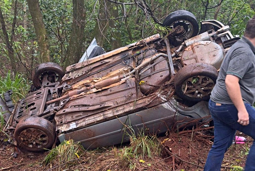 Família De Cidade Gaúcha Fica Ferida Após Carro Colidir Em árvores (2)