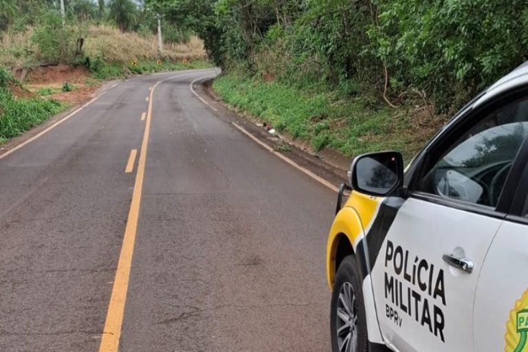 Caminhão tomba na PR-082 e motorista fica ferido em Icaraíma.