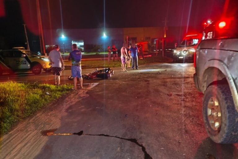 Colisão entre moto e camionete deixa dois feridos em Umuarama