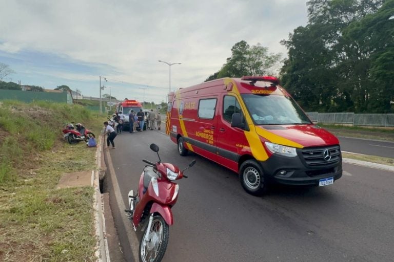 Motociclista a caminho do trabalho escorrega em óleo na Av. Portugal, em Umuarama.