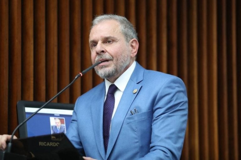 MP: ação de improbidade administrativa aponta desvio de salários de assessores para gastos pessoais do parlamentar.