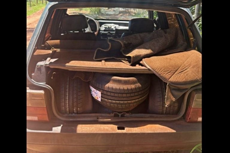 Pm Apreende Fiat Uno Carregado Com 35 Pneus Em Perobal