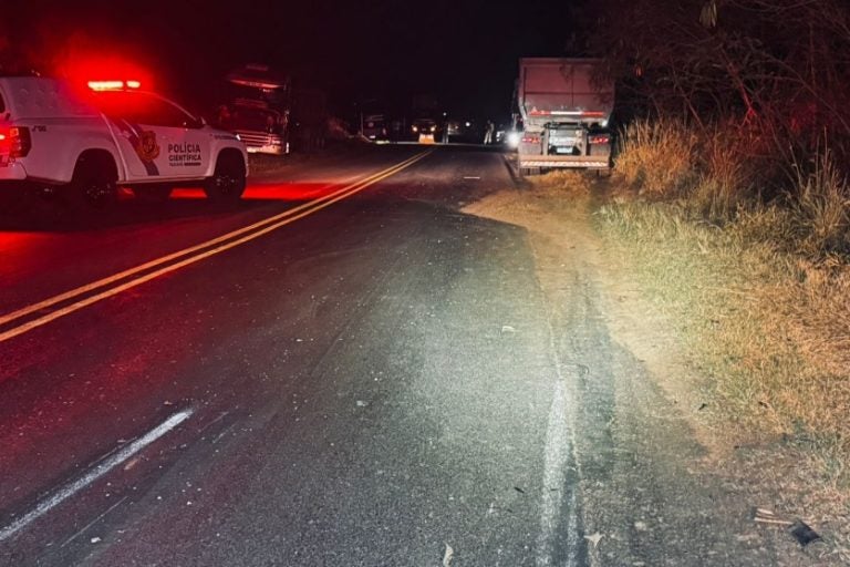 Colisão frontal deixa uma mulher morta na PR-340.