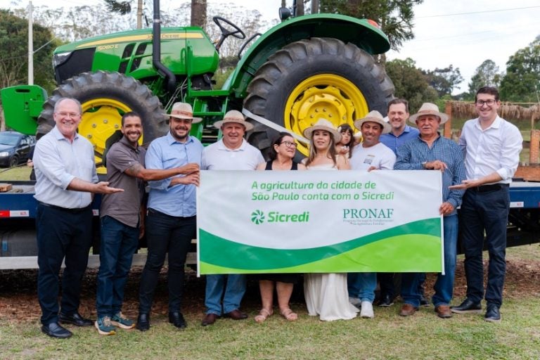 Sicredi Entrega Tratores A Produtores E Impulsiona A Agricultura