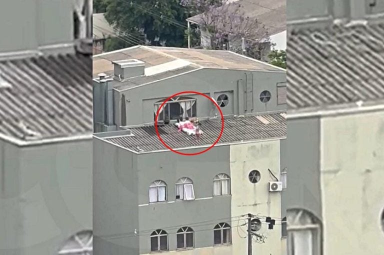 Vídeo Mostra Crianças Brincando Em Colchão No Telhado De Prédio