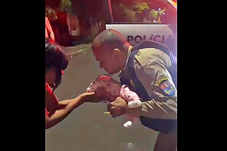 Vídeo Mostra Policiais Salvando Recém Nascida Engasgada