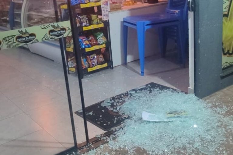 Homem quebra porta de padaria para furtar pães e iogurte.