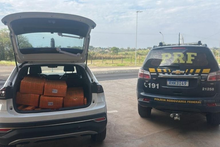 PRF apreende 368 quilos de maconha em carro furtado na BR-487, em Alto Paraíso.