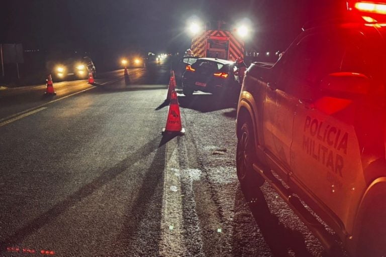 Três pessoas ficam feridas em acidente envolvendo dois carros na PR-323.