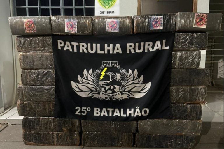 PM apreende caminhonete com 547 kg de maconha em Umuarama