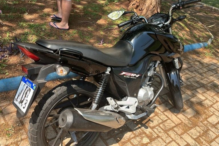 Motocicleta furtada é recuperada atrás de pavilhão do CRAS.