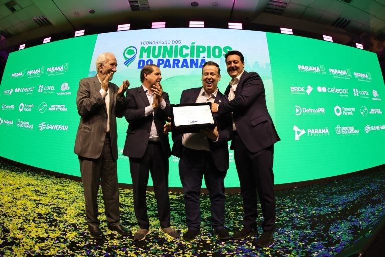 Marcel Micheletto, presidente da AMP, entrega homenagem a Darlan Scalco, em ato chancelado pelo governador Ratinho Junior e pelo vice-governador Darci Piana