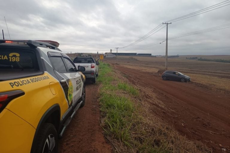 Condutora perde o controle e sofre ferimentos ao sair da PR-323.
