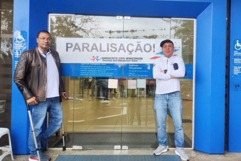 Sindicato dos Bancários paralisam agências da Caixa em Umuarama.