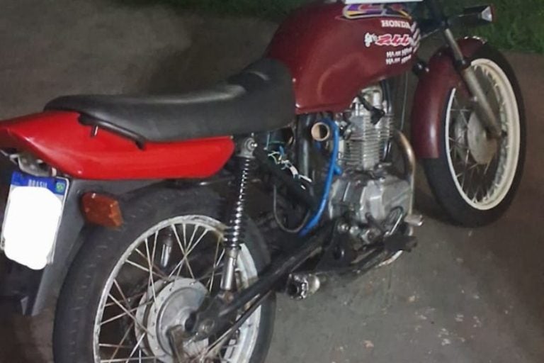 Moto barulhenta é apreendida em Cruzeiro do Oeste com condutor de 17 anos.