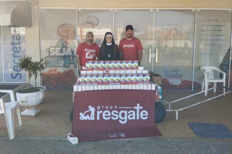 Grupo Resgate arrecada 400 litros de leite e doa ao Lar Santa Faustina.