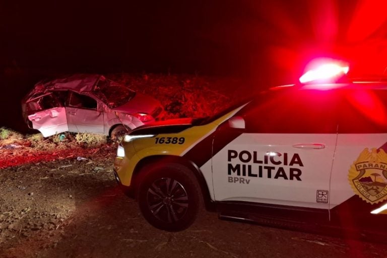 Capotamento em Paiçandu deixa quatro pessoas feridas.