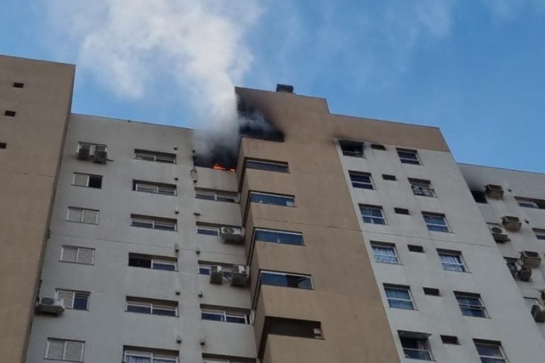 Três vítimas de incêndio em prédio seguem internadas; criança foi transferida para Curitiba.