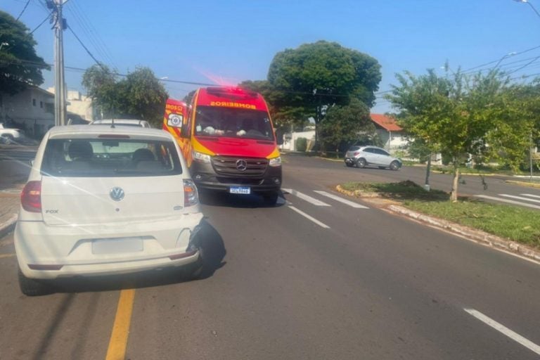 Colisão na Zona II de Umuarama deixa passageira com ferimentos.