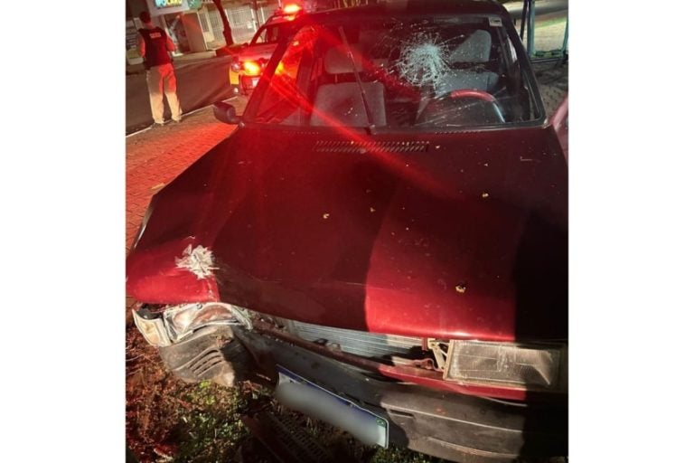 Motorista embriagado bate em árvore em Iporã e fica ferido