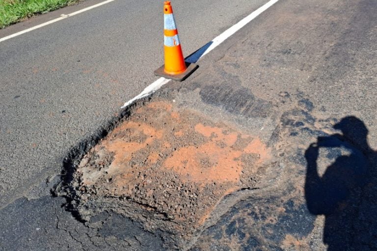 Passageira fica ferida após carro tombar ao passar por buraco na PR-323