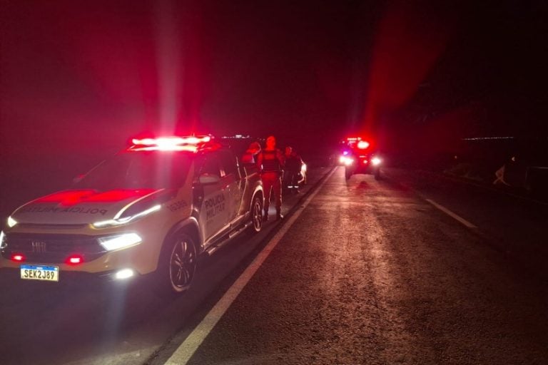 Colisão traseira entre carro e moto deixa motociclista ferido na PR-317.