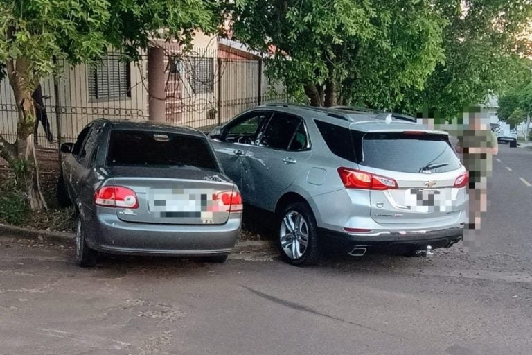 Acidente de trânsito no Jardim Aratimbó, em Umuarama, envolve dois carros
