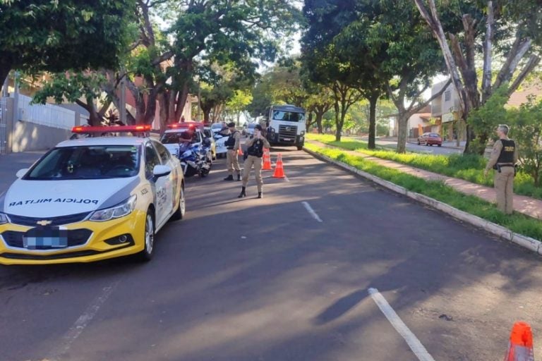 Motos colidem durante blitz de trânsito em Umuarama.