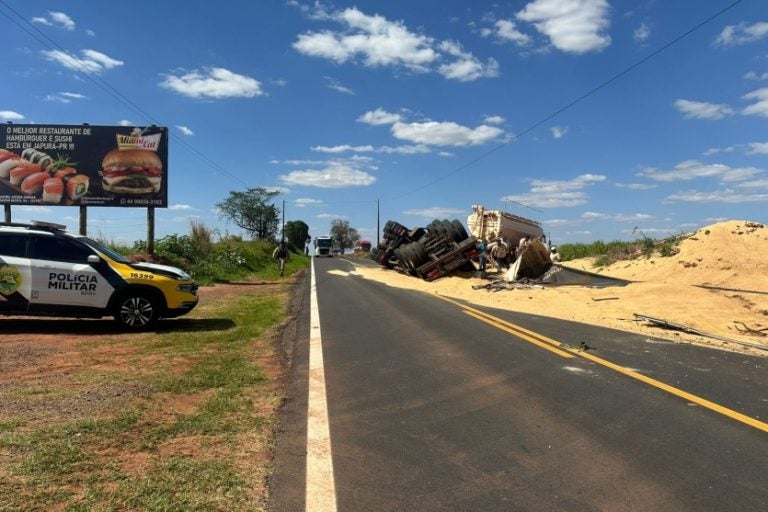 Caminhão carregado com ração tomba na PR-082 após condutor perder controle