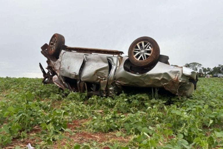 Seis jovens são ejetados após caminhonete capotar em estrada rural de Mercedes