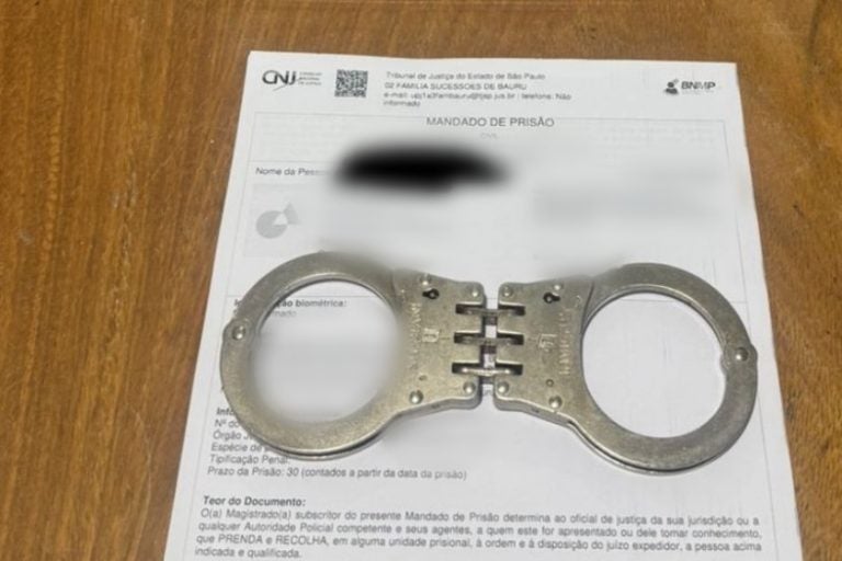 PM prende homem com mandado de prisão por falta de pensão.