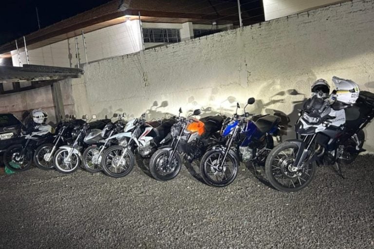 Fiscalização de trânsito em Altônia apreende seis motocicletas.