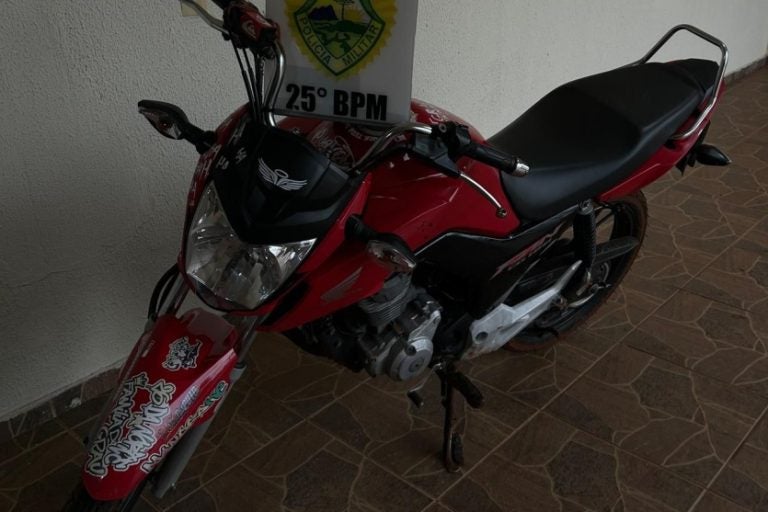 Motociclistas fazem manobras perigosas e um é detido em Cafezal do Sul.