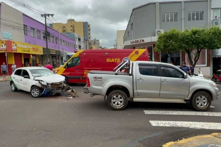 Motorista sofre acidente em cruzamento no Centro de Umuarama