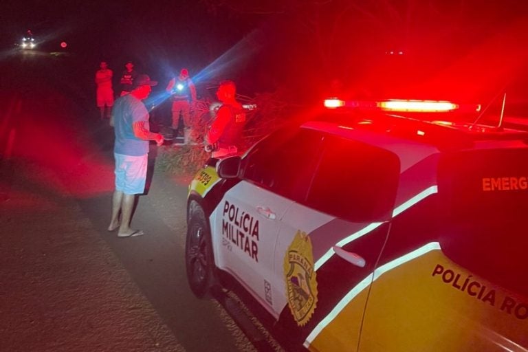 Motorista colide carro em árvore em Ivaté; simulacro de pistola é encontrado no veículo
