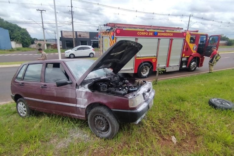 Curto-circuito em carro causa incêndio veicular na avenida Portugal
