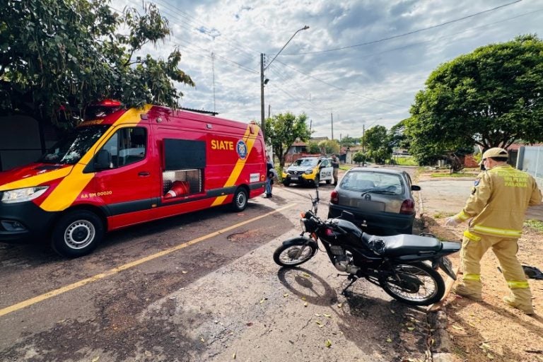 Condutora com gravidez de risco é atacada por cachorros em Umuarama e sofre acidente.