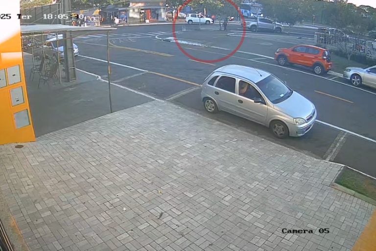 Vídeo mostra atropelamento de jovens em faixa de pedestres da avenida Paraná