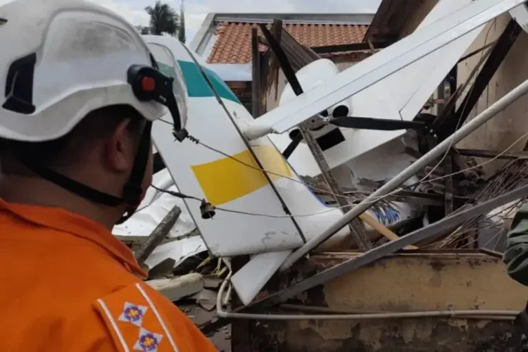 Avião de pequeno porte cai sobre residência em Goiânia