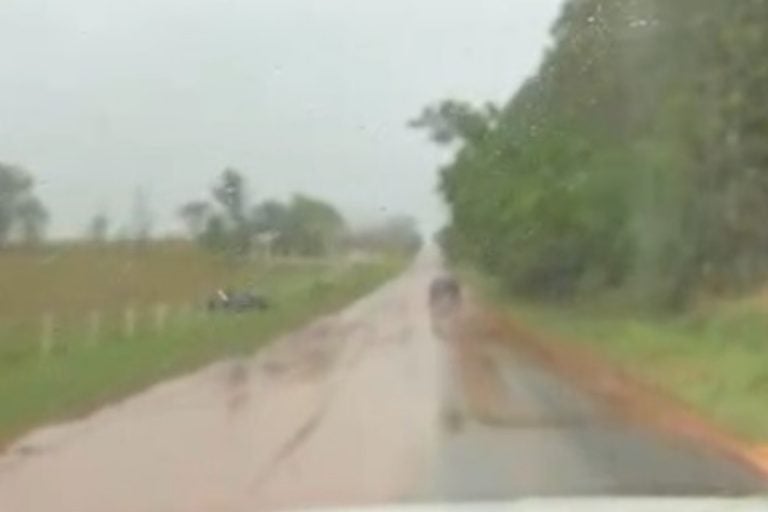 Carro capota entre Mariluz e Umuarama após escorregar em lama na pista