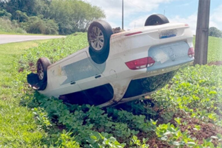 Carro capota após sair da pista na PR-180 entre Goioerê e Moreira Sales.