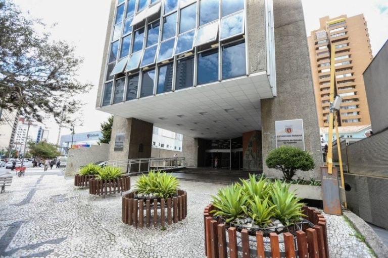 Governo do Paraná abre edital de concurso com remuneração de quase R$ 13 mil