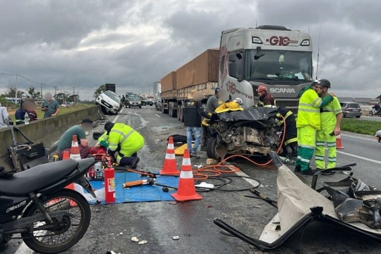 Engavetamento com sete veículos deixa três feridos na BR-116