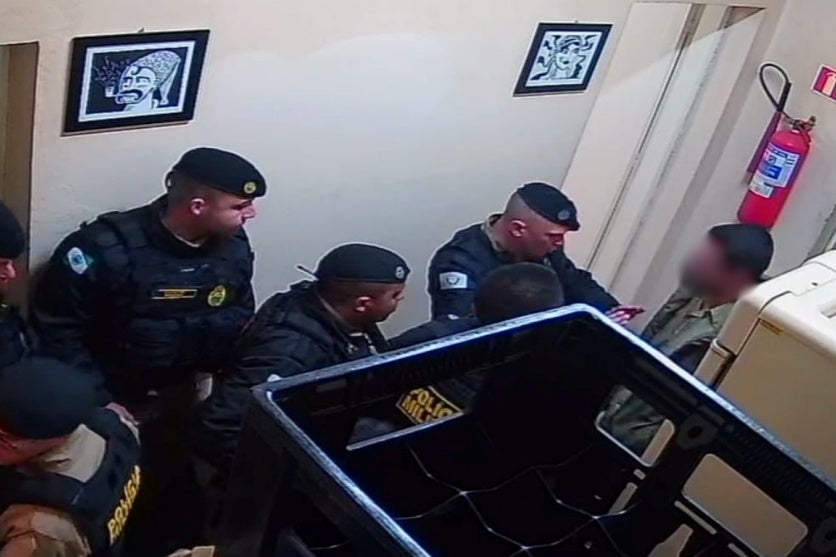 Empresário baleado por policial em bar morre após cirurgia.