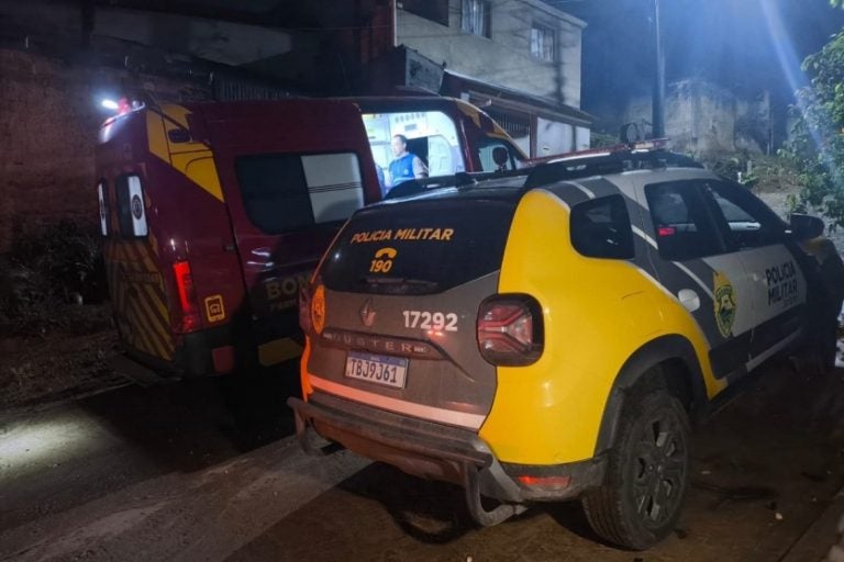 Homem arranca dente de mulher em briga e ela responde com quatro facadas.