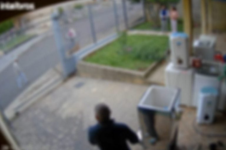 Homem mata a mãe a facadas e admite crime em vídeo.