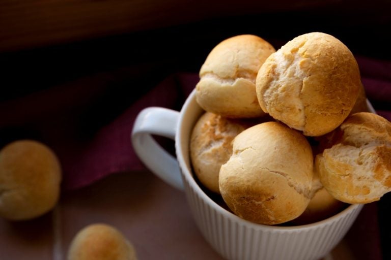 Preço do pão de queijo alto nos aeroportos mantém tarifas mais baixas, diz diretor da Anac.